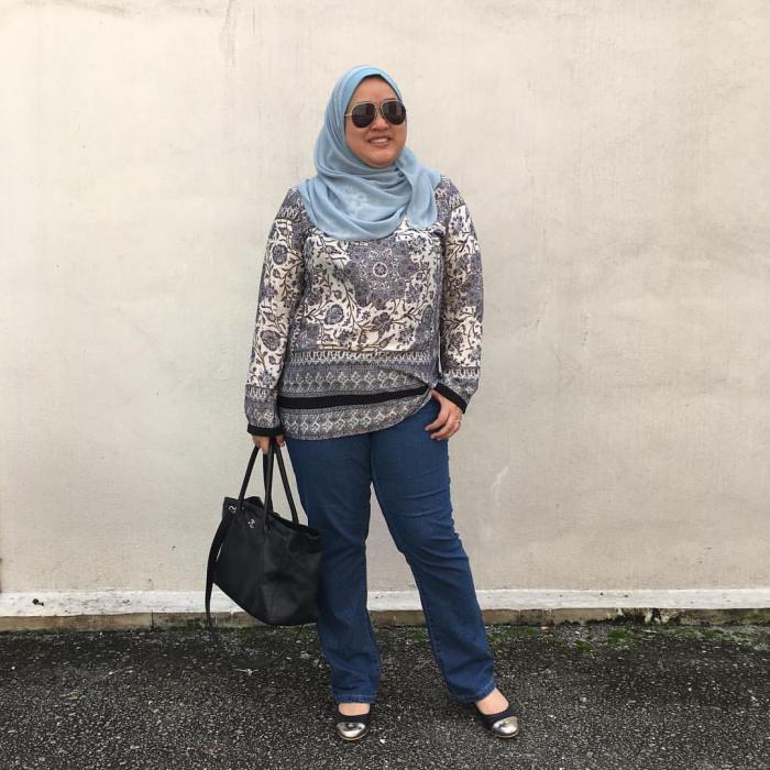 belacan girl in chanel executive cerf tote